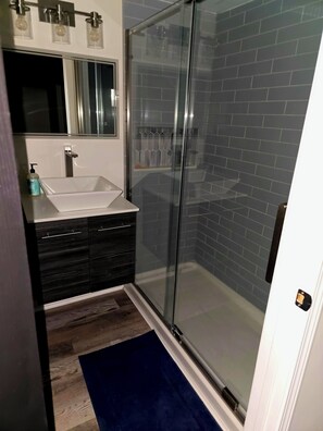 Dusche, Handtücher, Toilettenpapier