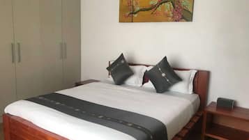 7 bedrooms, WiFi, bed sheets