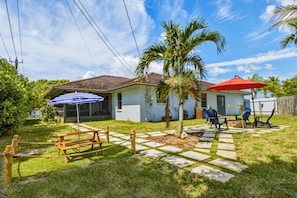 Outdoor dining - Wonderful 3-bedroom house in charming Lantana, less than 5 minutes from beach (Lantana)
