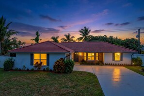 Exterior - Wonderful 3-bedroom house in charming Lantana, less than 5 minutes from beach (Lantana)