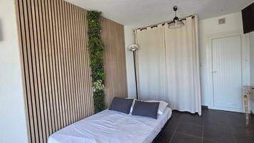 1 bedroom, WiFi (free), bed sheets