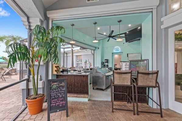 Outdoor dining - Enchanted 3BR Condo w/ pool, mins to Disney (Kissimmee)
