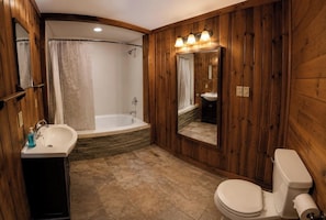 Douche, baignoire à remous, séchoir à cheveux, bidet