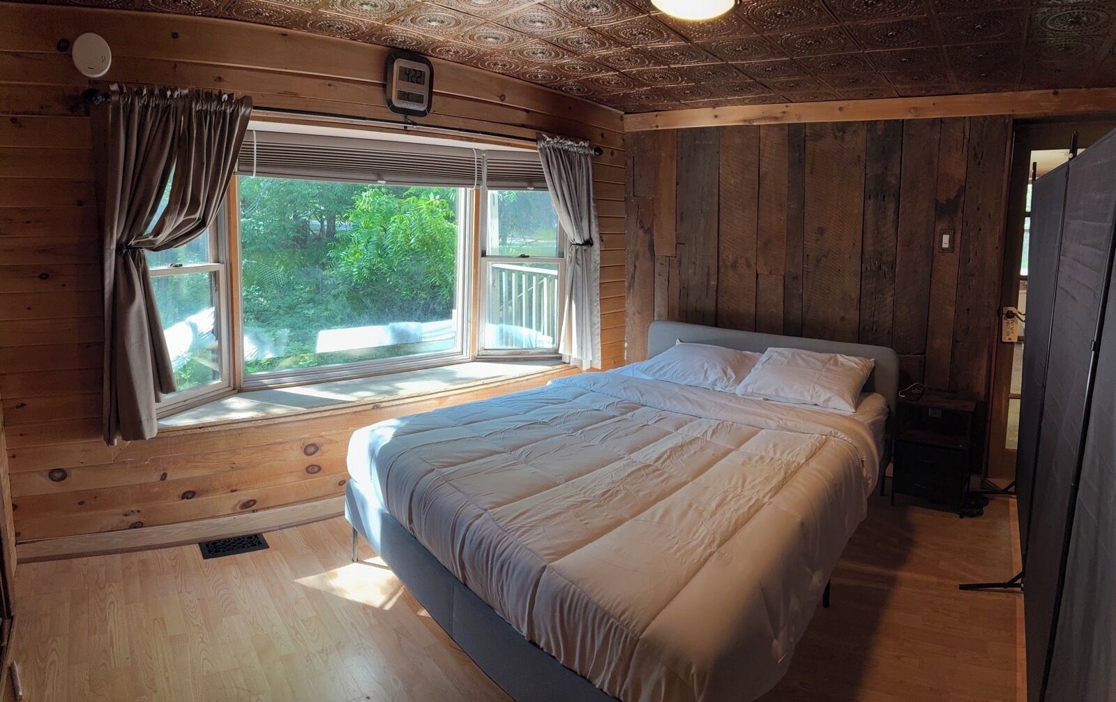 WiFi, bed sheets