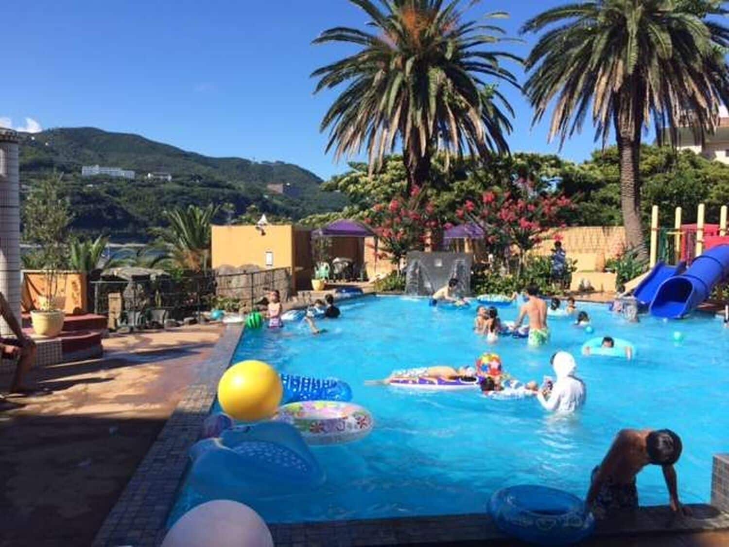 Piscine extérieure en saison