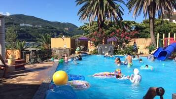 Piscine extérieure en saison