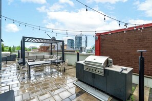 Outdoor dining - Stylish Skyview Condo in Kitchener Downtown (Kitchener)