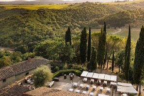 A vineyard with a terrace and outdoor seating area. - Castello di Tornano (Gaiole in Chianti)