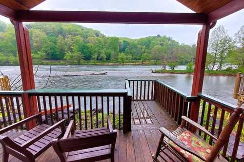 Troutin' About - A cozy cabin on the river!