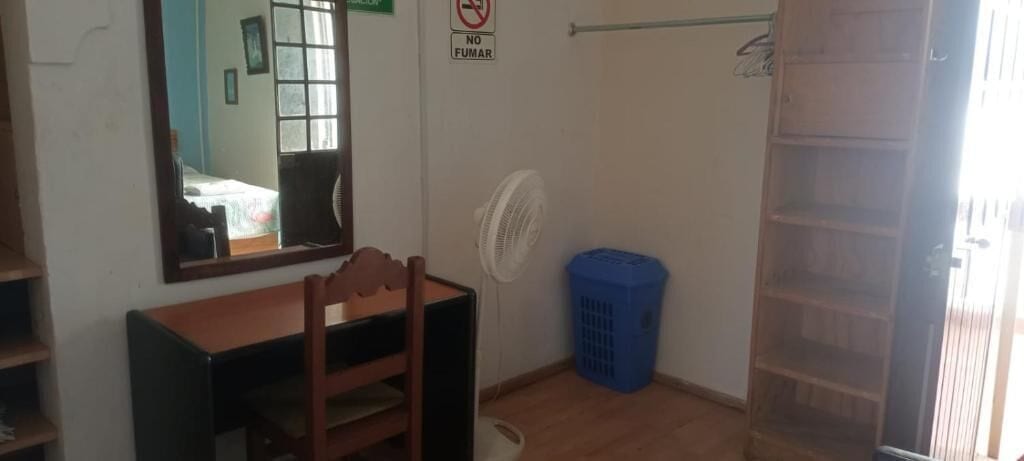 Quarto triplo básico, 3 camas de solteiro, vista para o pátio | Wi-Fi de cortesia