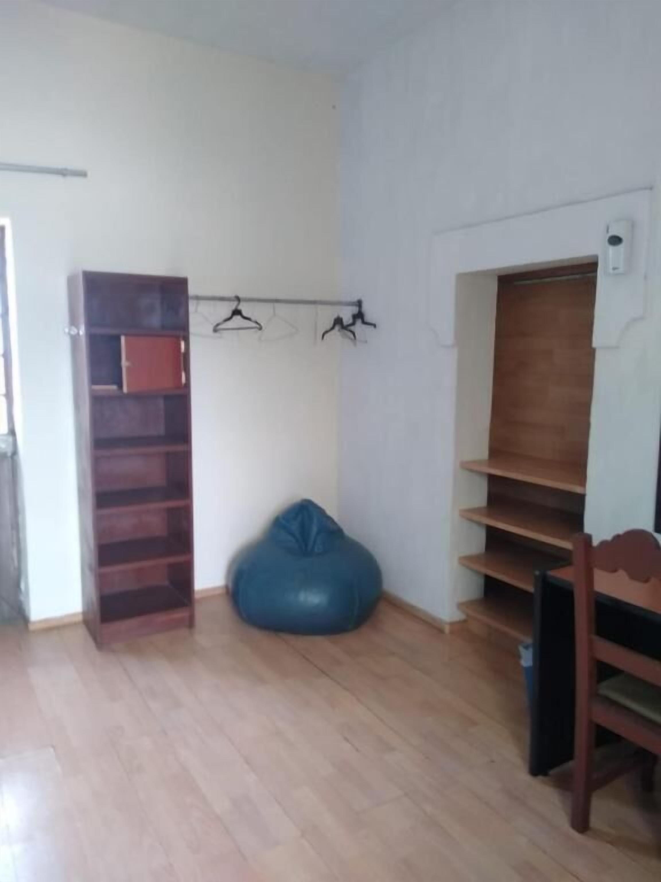 Eenvoudige driepersoonskamer, 3 eenpersoonsbedden, uitzicht op de binnenplaats | Interieur