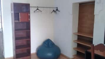Eenvoudige driepersoonskamer, 3 eenpersoonsbedden, uitzicht op de binnenplaats | Interieur