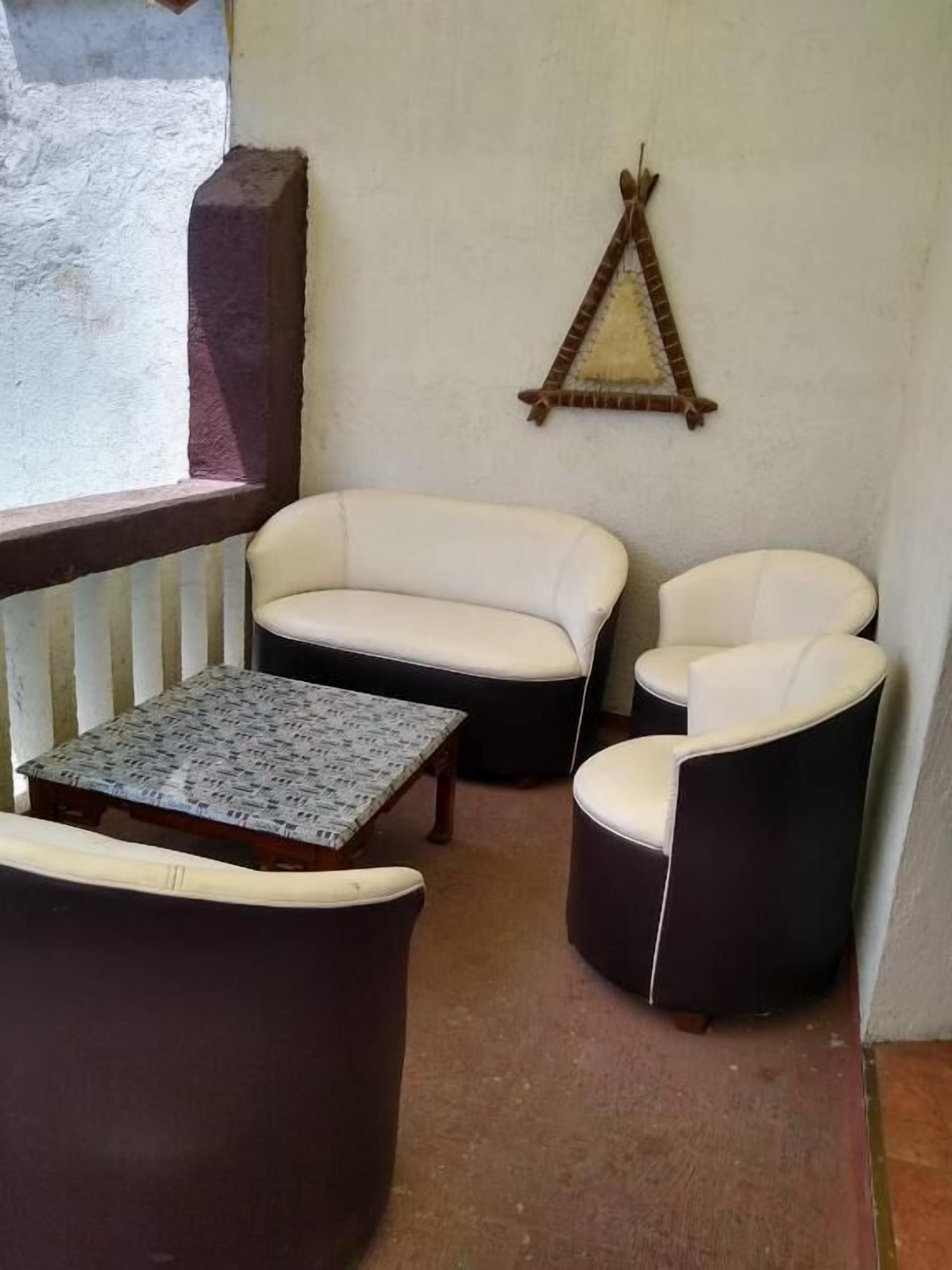 Chambre triple de base, 3 lits jumeaux, vue sur la cour intérieure | Terrain de l’hébergement 