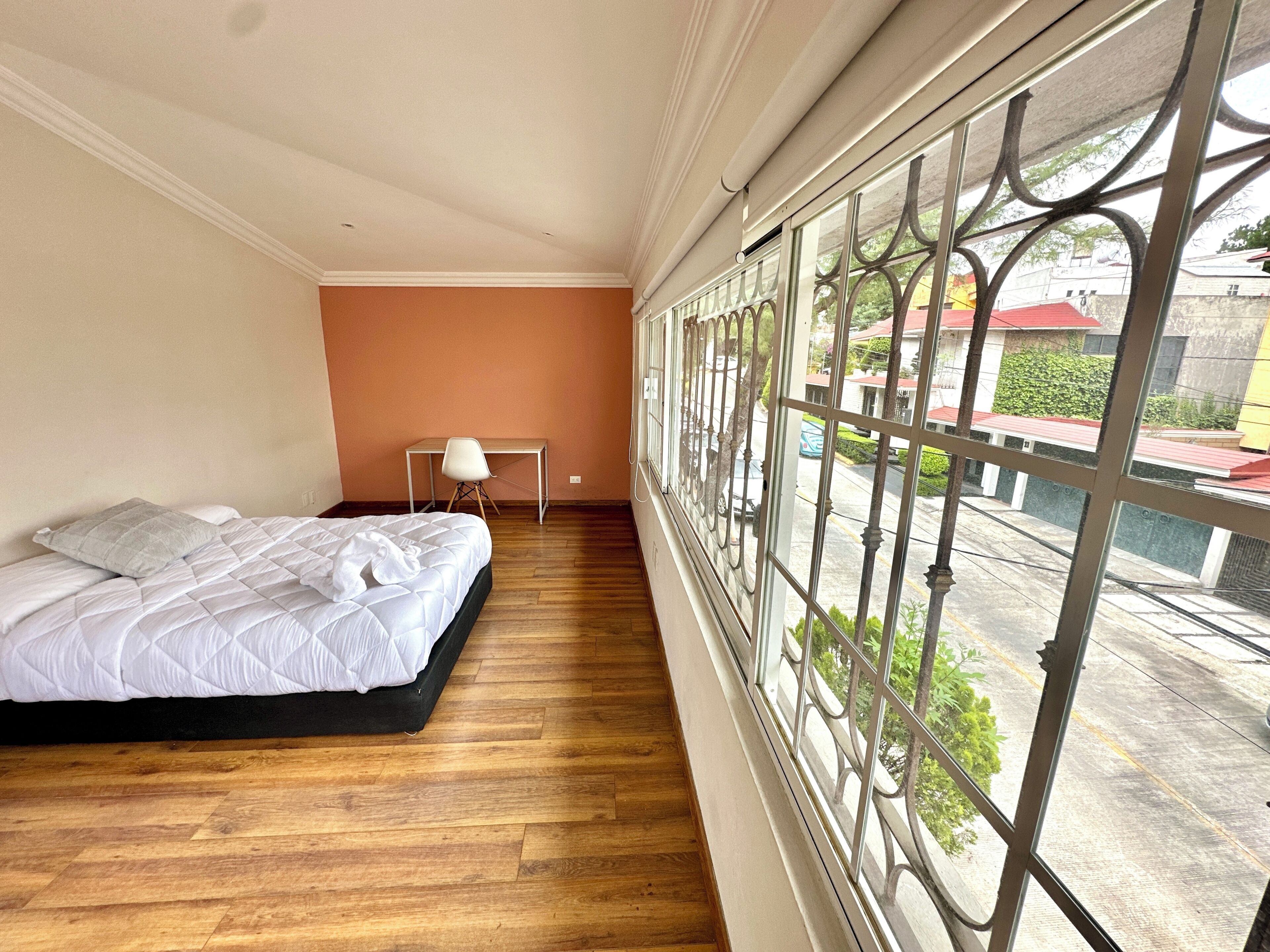 Escritorio, wifi gratis y ropa de cama 