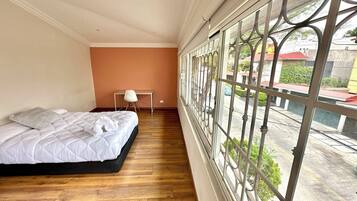 Escritorio, wifi gratis y ropa de cama