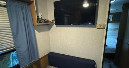 1-bedroom camper, with kitchen and dining room in amazing Rockyneck getaway!