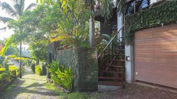 Un sendero que lleva a una casa con una escalera de madera y una entrada portón.