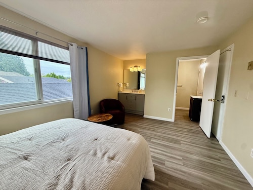 Peaceful 1-bedroom apartment with AC in vibrant Seattle UW district