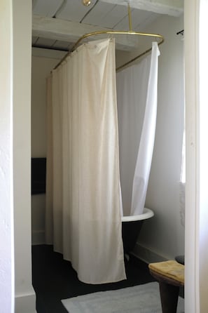 Toallas, jabón, papel de baño 