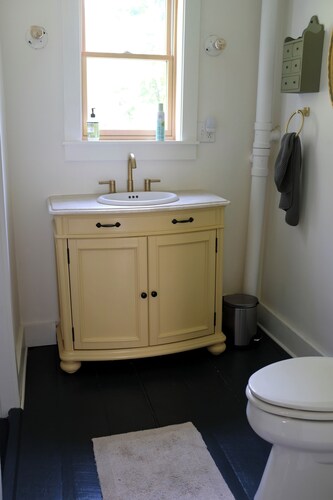 Cute Modern Farmhouse in Essex, .