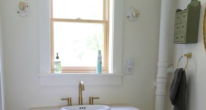 Cute Modern Farmhouse in Essex, .