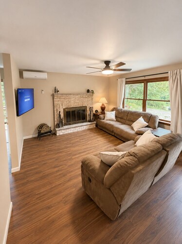 Cozy Pocono Getaway - near Shawnee & Bushkill