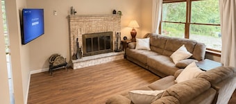 Cozy Pocono Getaway - near Shawnee & Bushkill