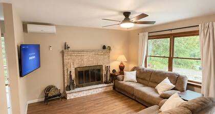 Cozy Pocono Getaway - near Shawnee & Bushkill