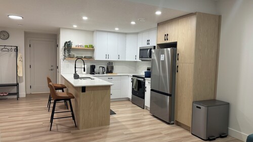 Cozy Designer Stay w/ Full
Kitchen + Den