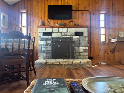 Beautiful 2-bedroom cottage on lake champlain welcomes you