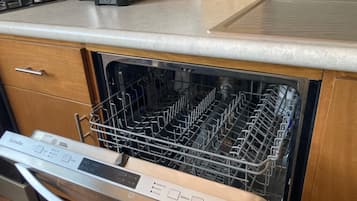 Standard Room, Multiple Beds, Kitchen, City View | Private kitchen