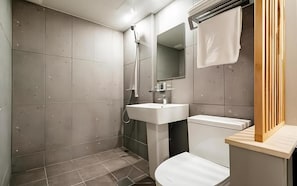 スタンダード   ツインルーム | バスルーム | バスアメニティ (無料)、石鹸、トイレットペーパー
