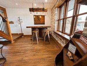 Ein rustikales Interieur mit Holzböden, einer Bar und einem Fenster mit Blick.