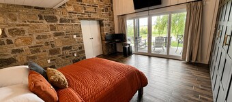 Rustic River Ranch ~ The Lodge ~ Hot Tub ~ Fire pit ~ Large Porch