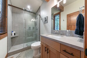 Bathroom - East Village Home 35 (Norden)