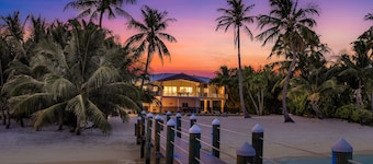 PRIVATE BEACH / Heated Pool / Private Dock / Dolphin Key