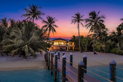 PRIVATE BEACH / Heated Pool / Private Dock / Dolphin Key