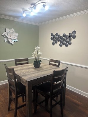 Dining - Vinings Luxe Escape Luxury 2 Bd In Atlanta (Atlanta)