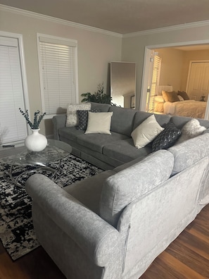 Living area - Vinings Luxe Escape Luxury 2 Bd In Atlanta (Atlanta)