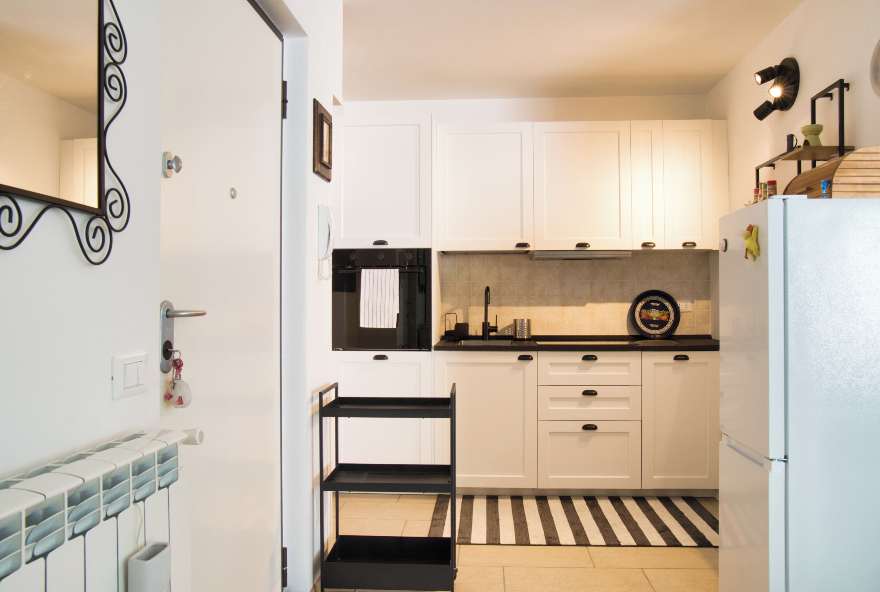 Refrigerador, horno, placa de cocina, utensilios de cocina