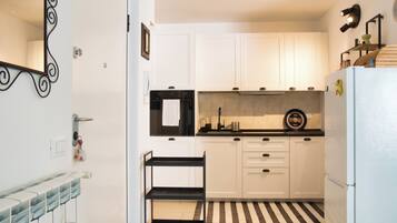 Refrigerador, horno, placa de cocina, utensilios de cocina