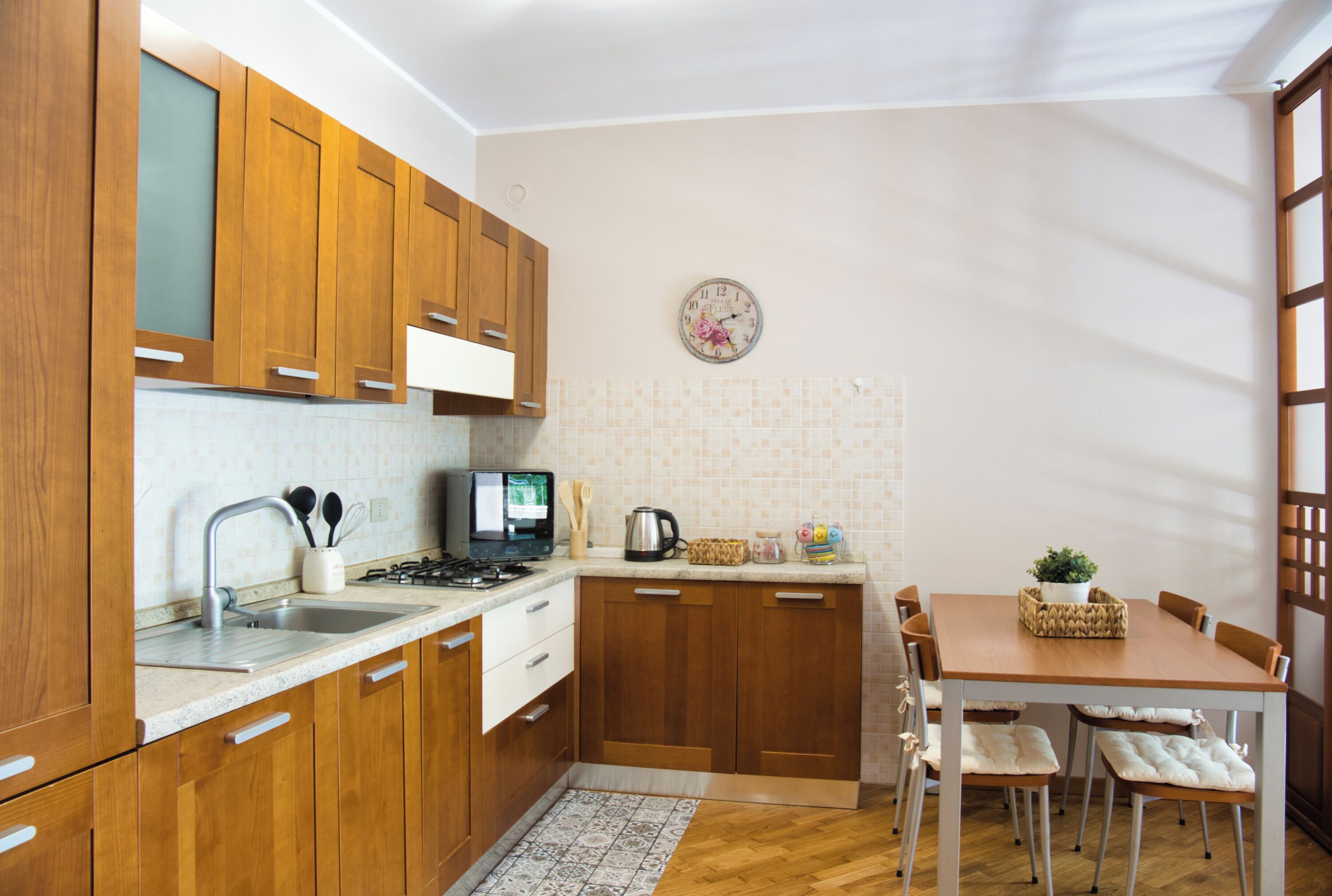 Refrigerador, microondas, placa de cocina, lavavajillas