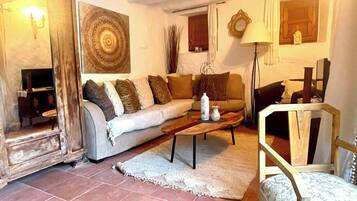 Televisión, chimenea y estéreo