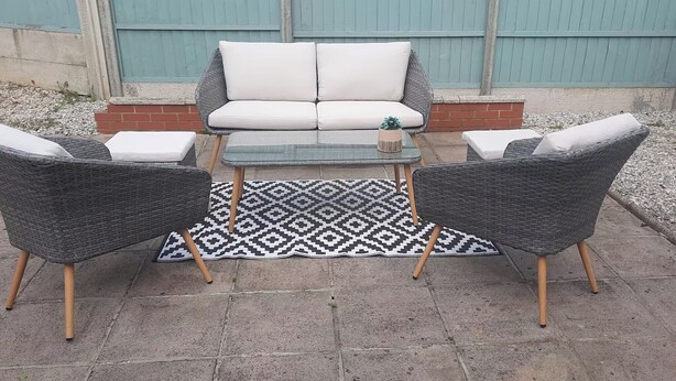 A patio with wicker furniture, a patterned rug, and a small potted plant. - Bungalow - Sleeps 4 - Parking - Garden (Nottingham)