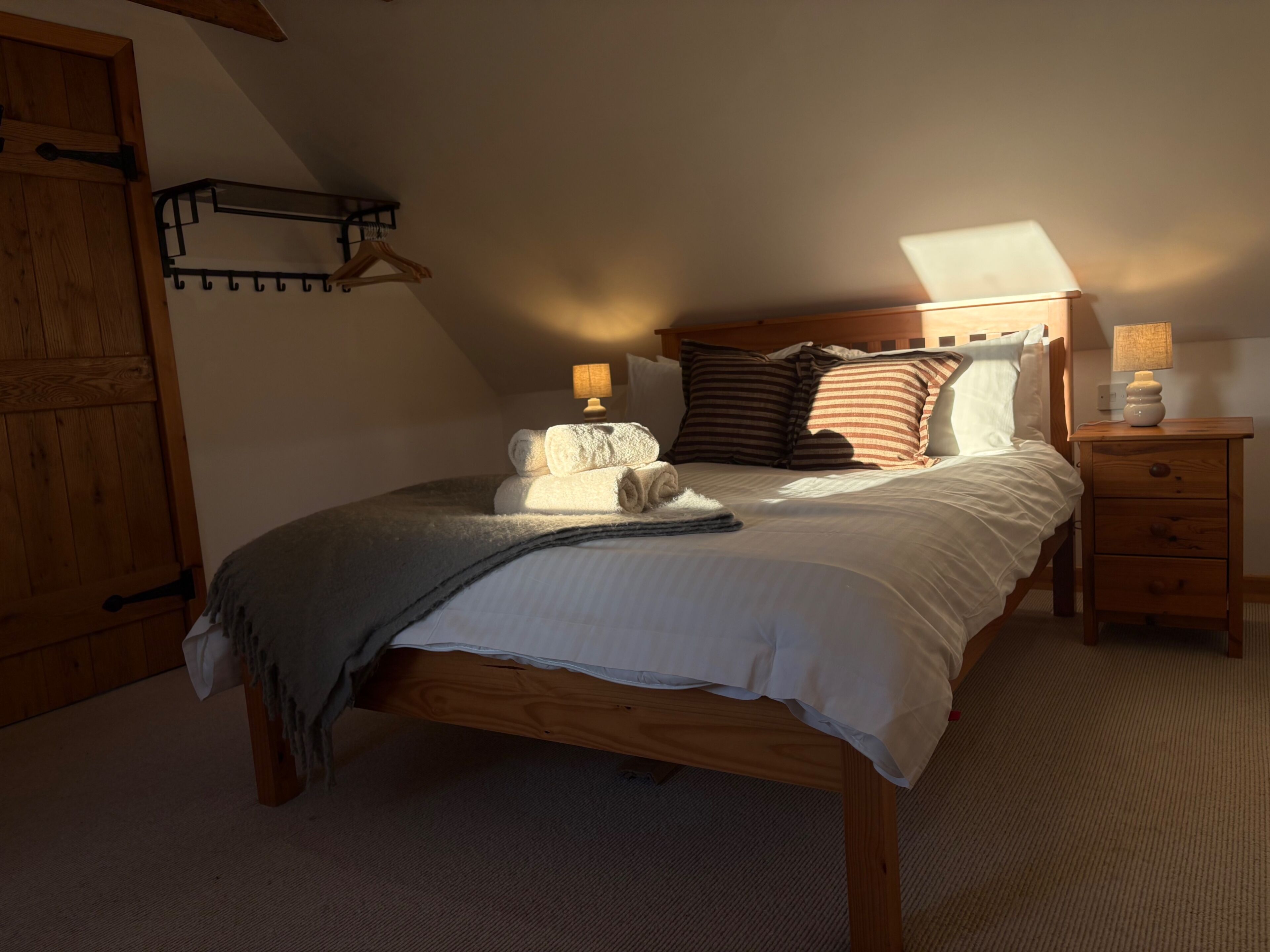 2 bedrooms, iron/ironing board, WiFi, bed sheets