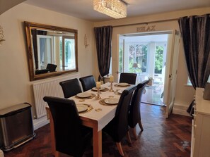 Dining - Apartment Sleeps 6 with Garden (Swansea)