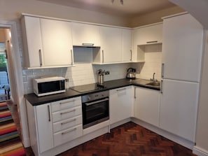 Private kitchen - Apartment Sleeps 6 with Garden (Swansea)