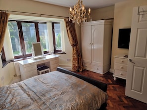 Room - Apartment Sleeps 6 with Garden (Swansea)