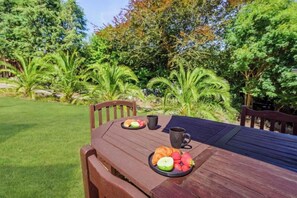 Outdoor dining - Apartment - Sleeps 6 - Private Garden (Swansea)