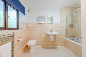 A bathroom with a toilet, sink, and shower. - Langlad Bay 2-Bed Apt, Sleeps 6 w/ Private Garden (Swansea)